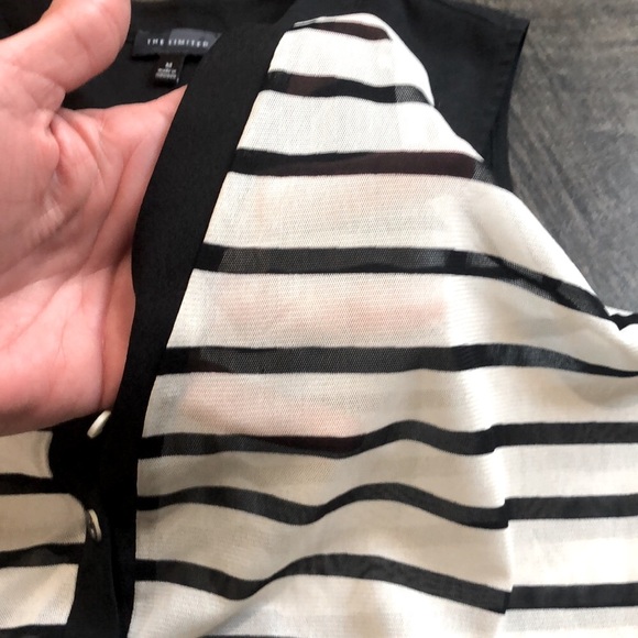 THE LIMITED BLK/WHITE STRIPED 1/2 BUTTONED SLEEVELESS BLOUSE SIZE M - Picture 9 of 9